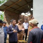 Pemkab Pesawaran Tinjau Lokasi Bencana Angin Puting Beliung Dan Salurkan Bantuan Ke Warga Pejambon