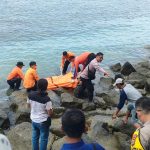Polisi Evakuasi Mayat Pria Tanpa Identitas di Pantai Desa Canti, Lampung Selatan
