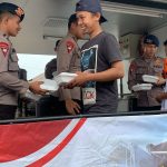 Satbrimob Polda Lampung Bagi-bagi Ribuan Porsi Makanan ke Masyarakat Terdampak Banjir