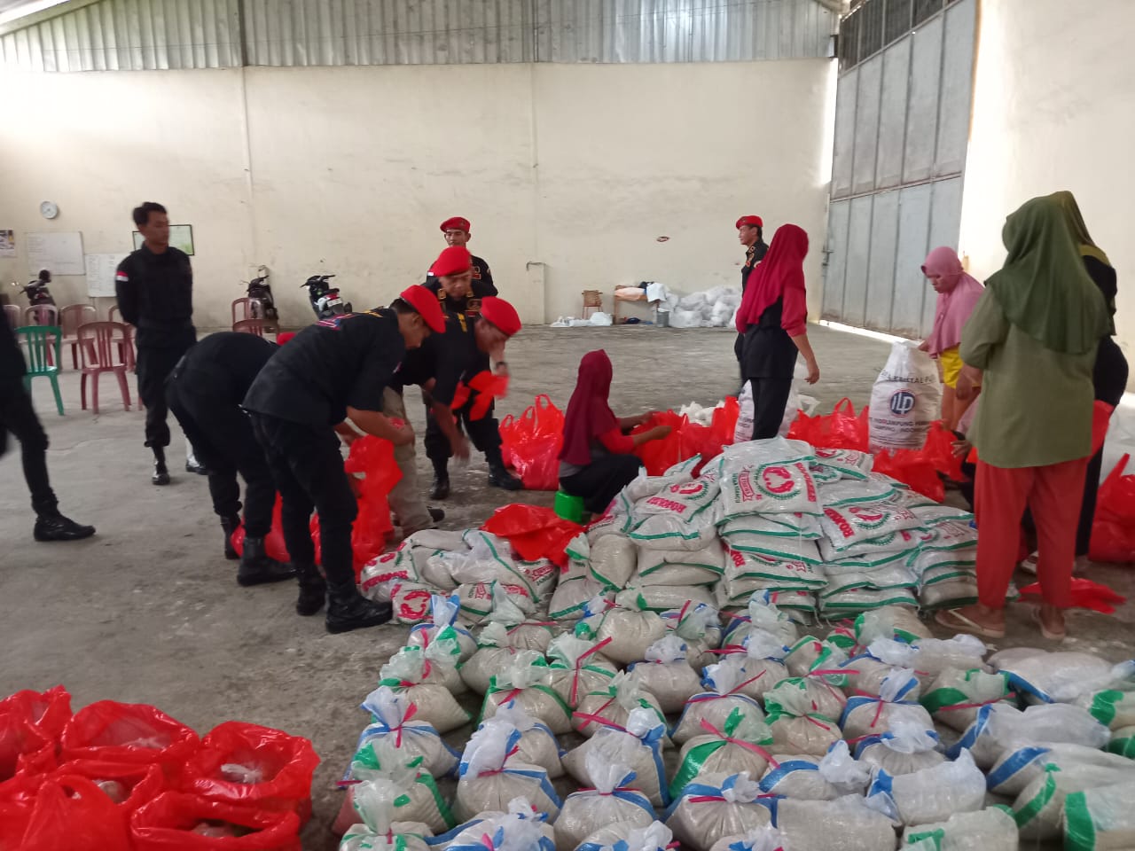 DPD GRIB Jaya Lampung Gelar Bhakti Sosial, Bagikan 300 Paket Sembako untuk Anak Yatim dan Fakir Miskin