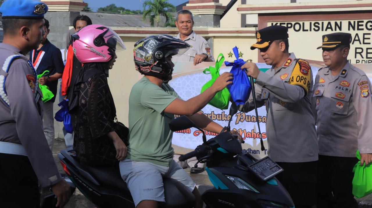 Kapolres Metro Bersama Organisasi Kemahasiswaan dan Kepemudaan Bagikan Takjil untuk Masyarakat