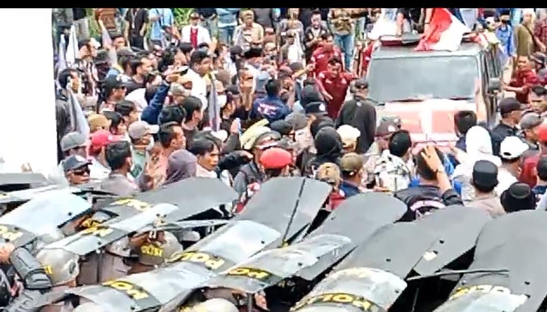 Ricuh di Depan KPU Pesawaran! Massa Tuntut PSU, Bentrok dengan Aparat, Satu Orang Luka