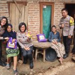 Polri Untuk Masyarakat, Kapolres Pesawaran Bagikan Sembako Kepada Warga Kurang Mampu secara Door to door