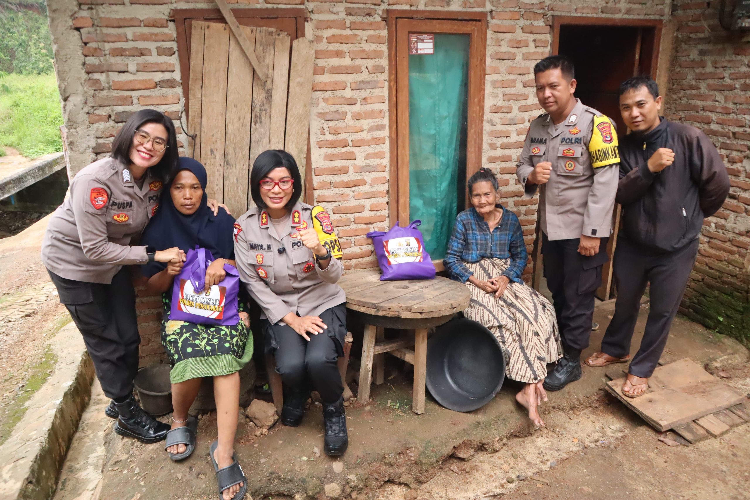 Polri Untuk Masyarakat, Kapolres Pesawaran Bagikan Sembako Kepada Warga Kurang Mampu secara Door to door