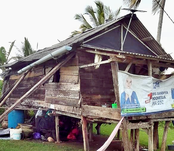 Miris! Rumah Warga di Pesisir Pesawaran Miring dan Terancam Ambruk, Bantuan Dinanti
