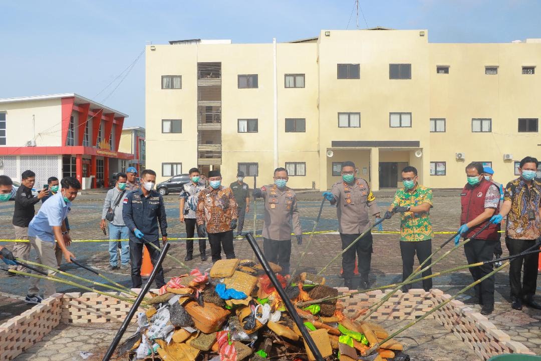 POLRES LAMPUNG SELATAN UNGKAP 23 KASUS NARKOBA DAN MUSNAHKAN BARANG BUKTI SENILAI Rp54,8 MILIAR