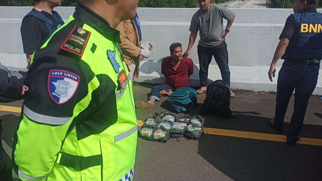 Drama Penangkapan di Tol Terpeka: Tembakan Peringatan Warnai Gagalkan Penyelundupan 15 Kg Sabu