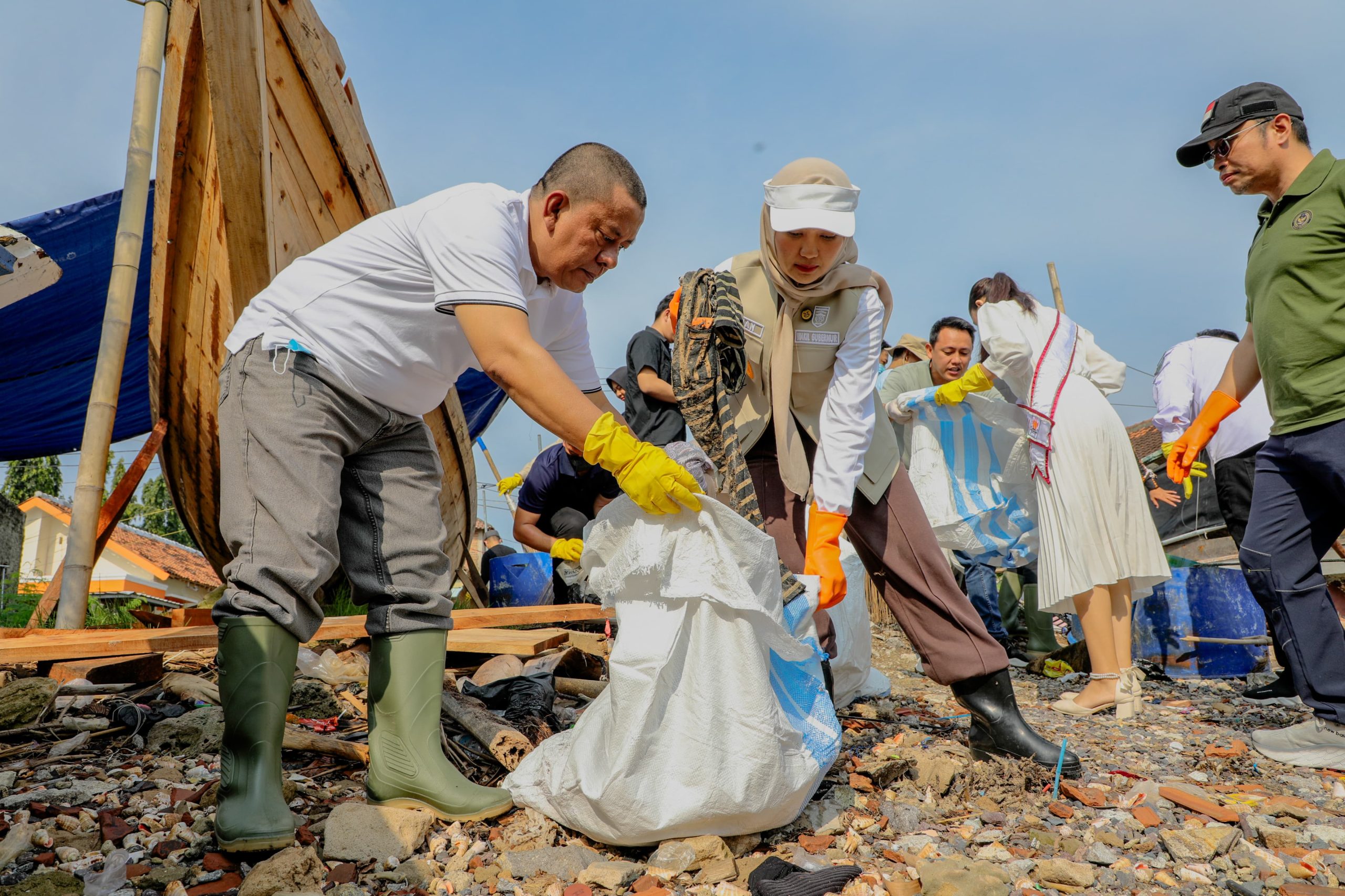 Libur Lebaran Jadi Momentum Hijau: Wagub Jihan Galang Aksi Bersih-Bersih di Pantai Lampung