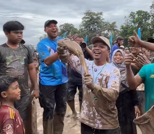 Bupati Turun Sawah! Tradisi Unik ‘Gogoh Iwak’ Meriahkan HUT ke-16 Pringsewu