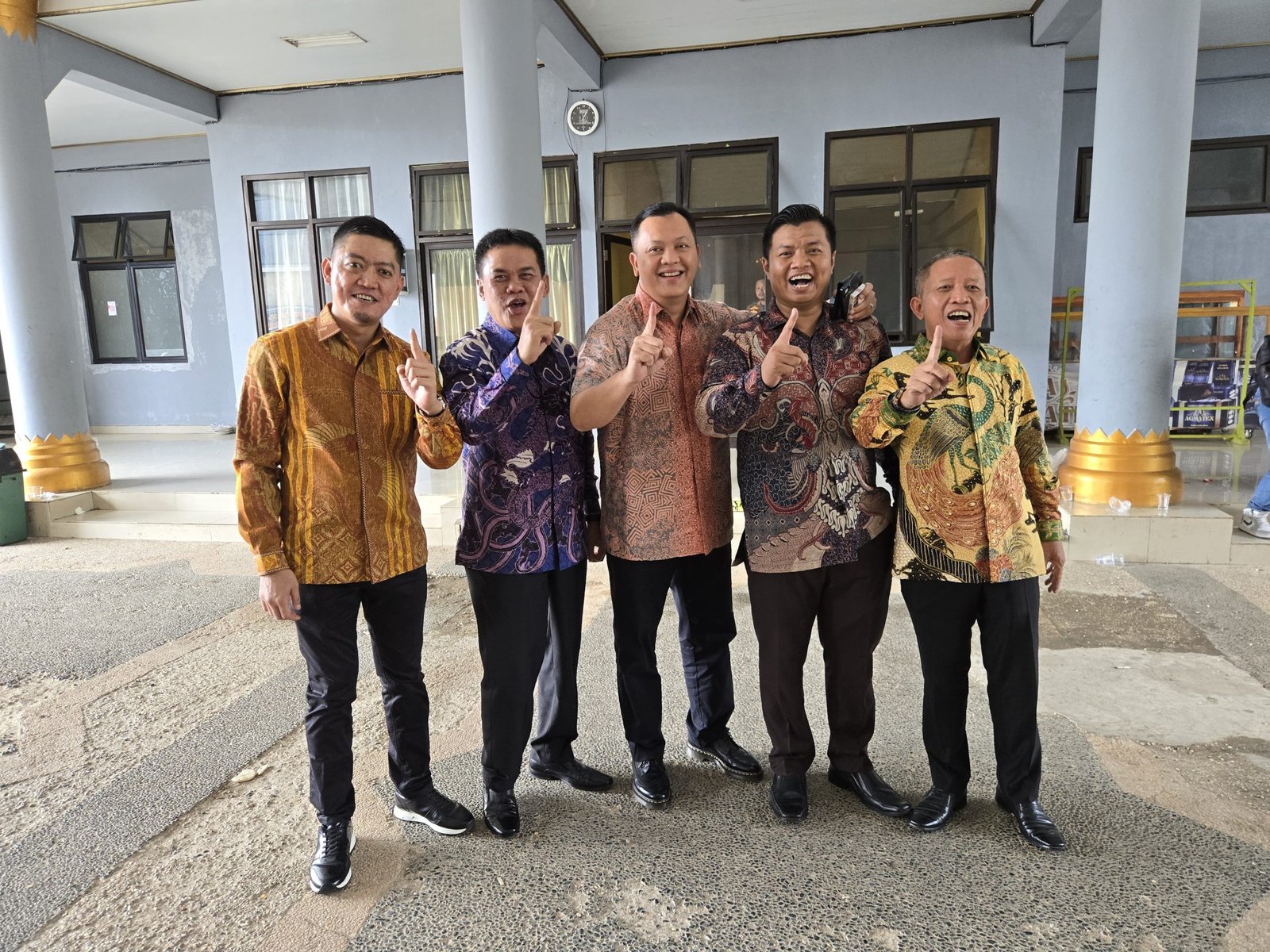 Momen Tak Terduga! Aries Sandi DP Berfoto Bareng Tim Supri-Suri, Picu Spekulasi Dukungan Baru