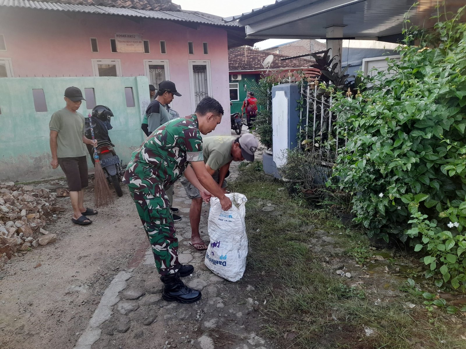 Aksi Jumat Bersih: Babinsa dan Warga Tanjung Karang Kompak Wujudkan Lingkungan Sehat