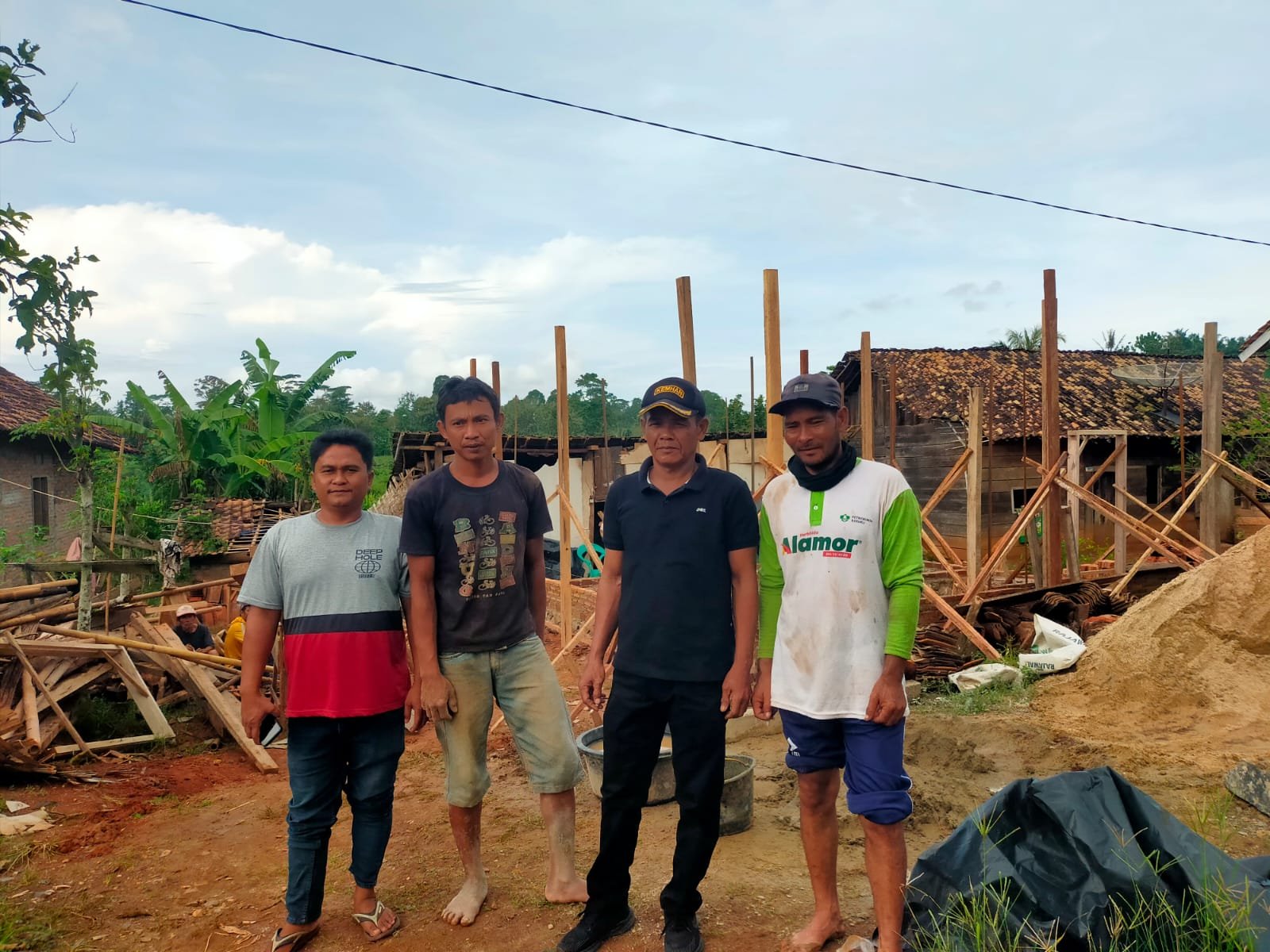 Dua Warga Pekon Kamilin Terima Bantuan Bedah Rumah: Haru dan Syukur Warnai Penyaluran