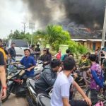 Dugaan Bansos Disalahgunakan, Warga Mengamuk: Rumah Kepala Kampung Dibakar Usai Pembunuhan Viral