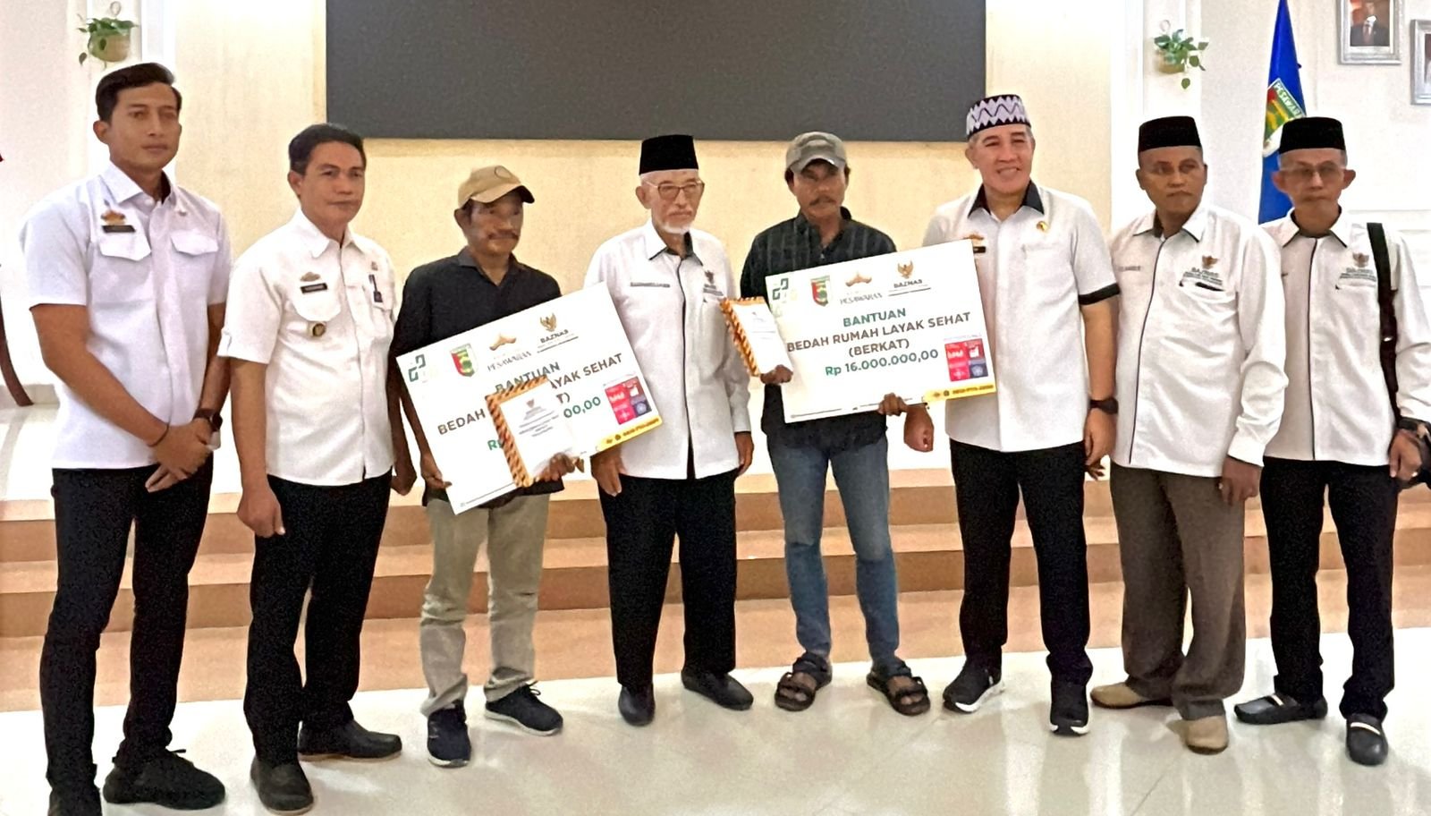 Wujud Kepedulian Nyata, Bupati Pesawaran Serahkan Bantuan Bedah Rumah Layak Sehat dari Baznas