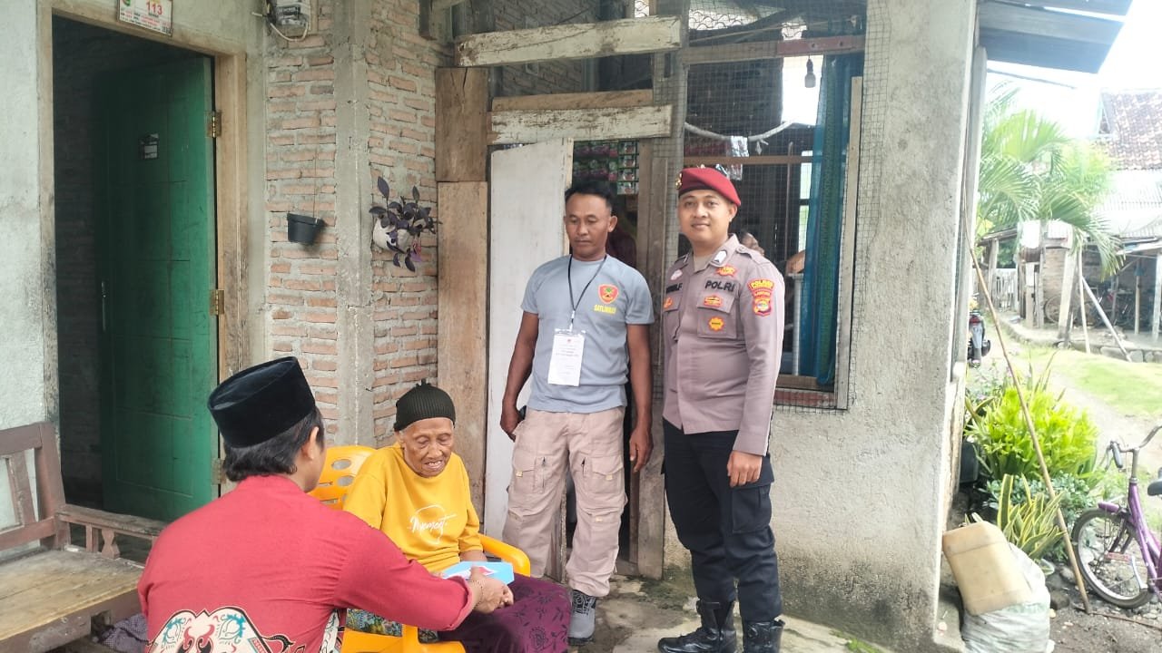 Demi Hak Pilih, Petugas TPS dan Polisi Datangi Rumah Warga Sakit di Pesawaran