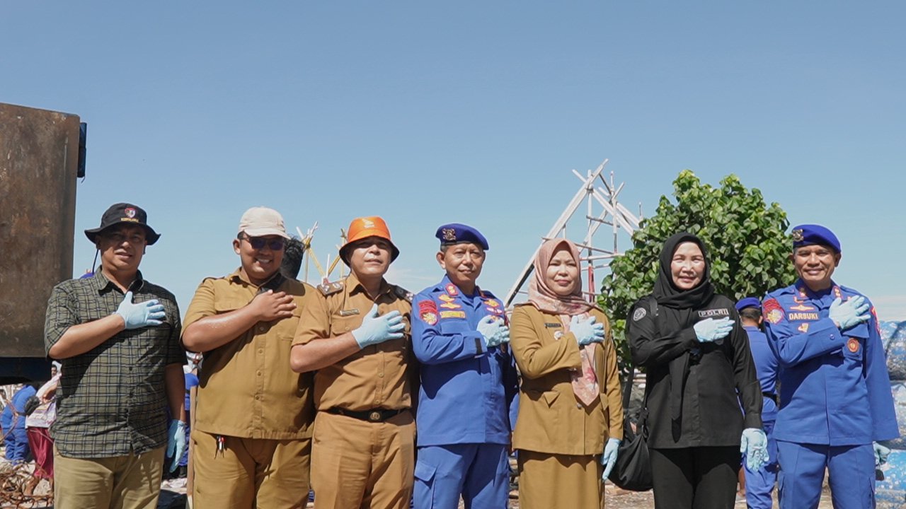 Patroli Laut dan Bersih Pantai, Ditpolairud Bersama Bid Humas Polda Lampung Ajak Warga Peduli Lingkungan