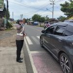 Polwan Polres Pesawaran Atur Lalu Lintas di Depan Sekolah, Cegah Kemacetan dan Jaga Keselamatan Pelajar
