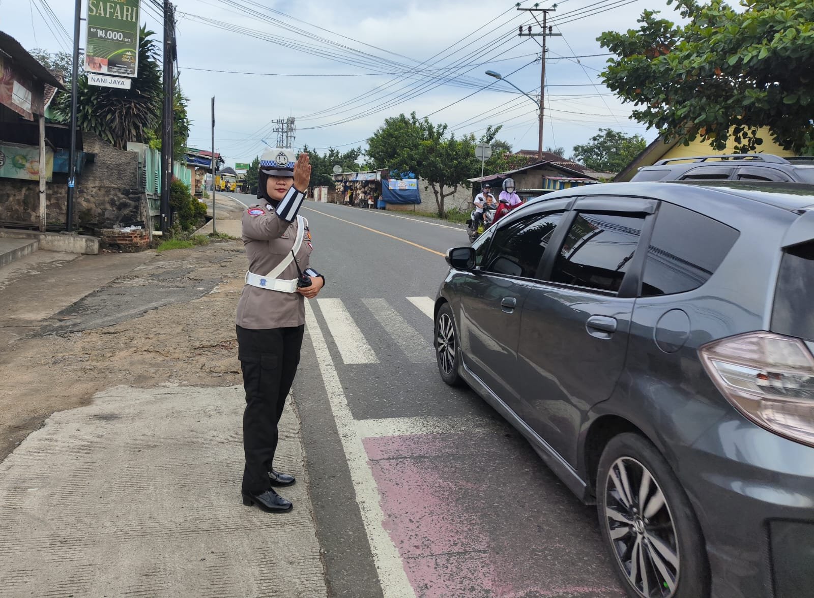 Polwan Polres Pesawaran Atur Lalu Lintas di Depan Sekolah, Cegah Kemacetan dan Jaga Keselamatan Pelajar