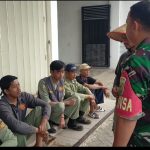 Babinsa Rajabasa Komsos dengan Linmas, Tegaskan Sinergi Keamanan
