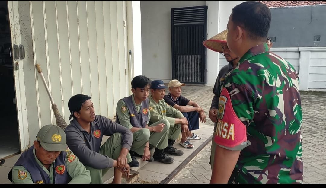 Babinsa Rajabasa Komsos dengan Linmas, Tegaskan Sinergi Keamanan