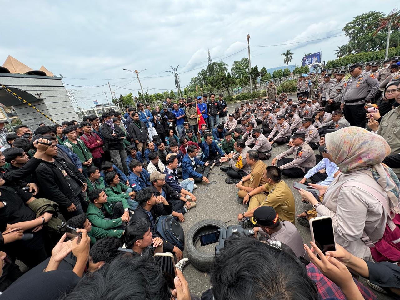 Brimob Polda Lampung Kawal Demo Mahasiswa di DPRD, BEM SI Tuntut Evaluasi Kebijakan Pemerintah