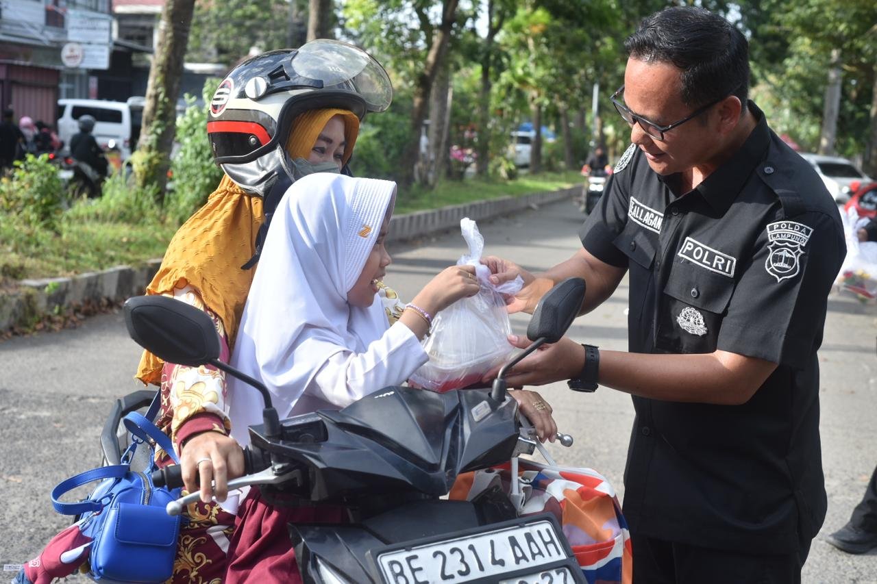 Bidhumas Polda Lampung Bagikan Takjil Gratis, Pererat Silaturahmi di Jalan Sultan Agung