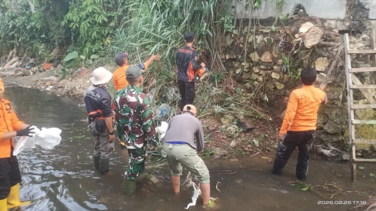 Gotong Royong Bersihkan Kali, Babinsa dan Warga Kaliawi Antisipasi Banjir