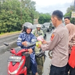 Polres Pesawaran Bagi Takjil, Hadirkan Kehangatan Ramadhan bagi Pengendara di Jalinbar