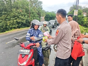 Polres Pesawaran Bagi Takjil, Hadirkan Kehangatan Ramadhan bagi Pengendara di Jalinbar