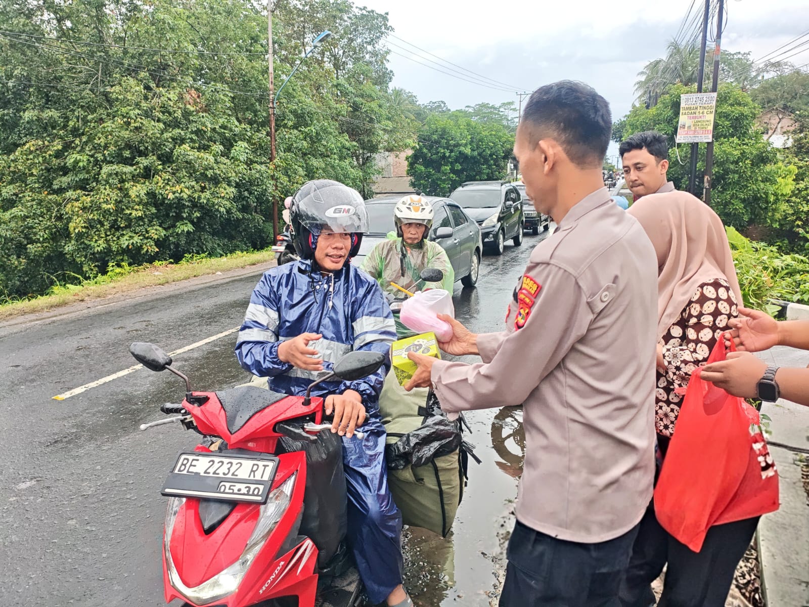 Polres Pesawaran Bagi Takjil, Hadirkan Kehangatan Ramadhan bagi Pengendara di Jalinbar