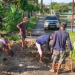 Gotong Royong Sukaratu Perbaiki Jalan Ambles di Dusun Tertasari, Warga Bergerak Tanpa Menunggu Pemerintah