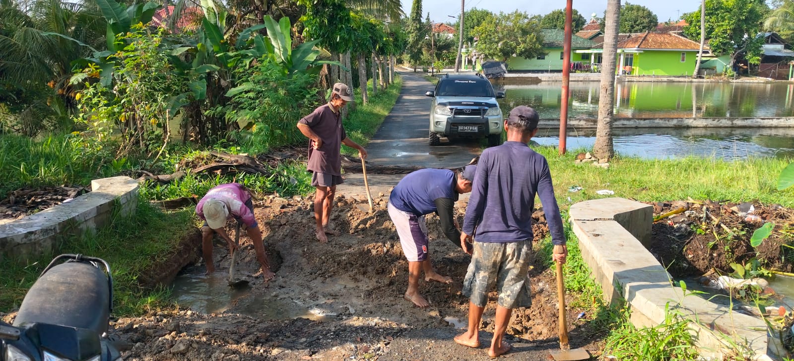 Gotong Royong Sukaratu Perbaiki Jalan Ambles di Dusun Tertasari, Warga Bergerak Tanpa Menunggu Pemerintah
