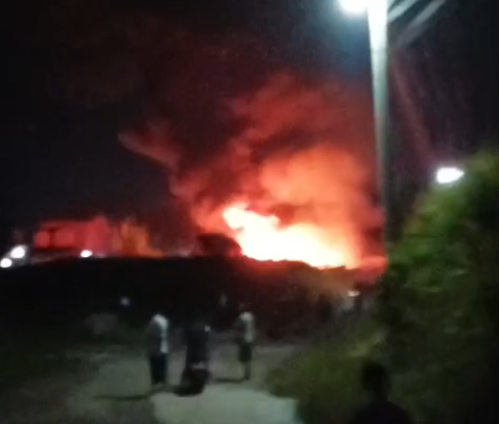 Gudang BBM Ilegal di Pesawaran Terbakar Hebat, Warga Panik dan Pengawasan Dipertanyakan