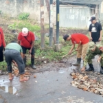 Jumat Bersih Tanjung Senang, Babinsa Pimpin Gotong Royong Warga di Bandar Lampung