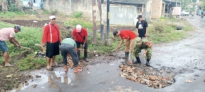 Jumat Bersih Tanjung Senang, Babinsa Pimpin Gotong Royong Warga di Bandar Lampung