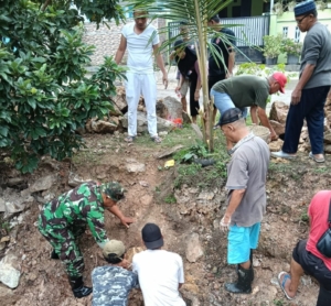 Babinsa Tangani Longsor Cepat, Gotong Royong Warga Pulihkan Saluran Air Nusantara Permai