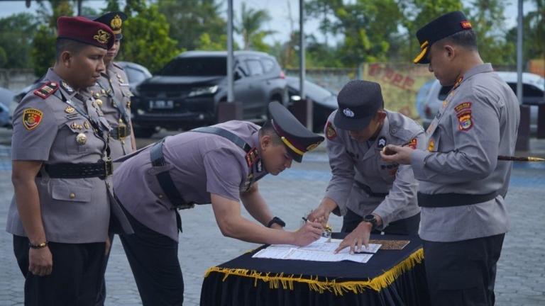 Sertijab Kapolsek Lamsel, Kapolres Pimpin Pergantian Kapolsek KSKP Bakauheni dan Jati Agung