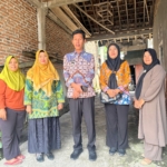 Bantuan Kursi Roda Warnai Kunjungan Humanis Pemerintah Kemiling kepada Warga Sakit