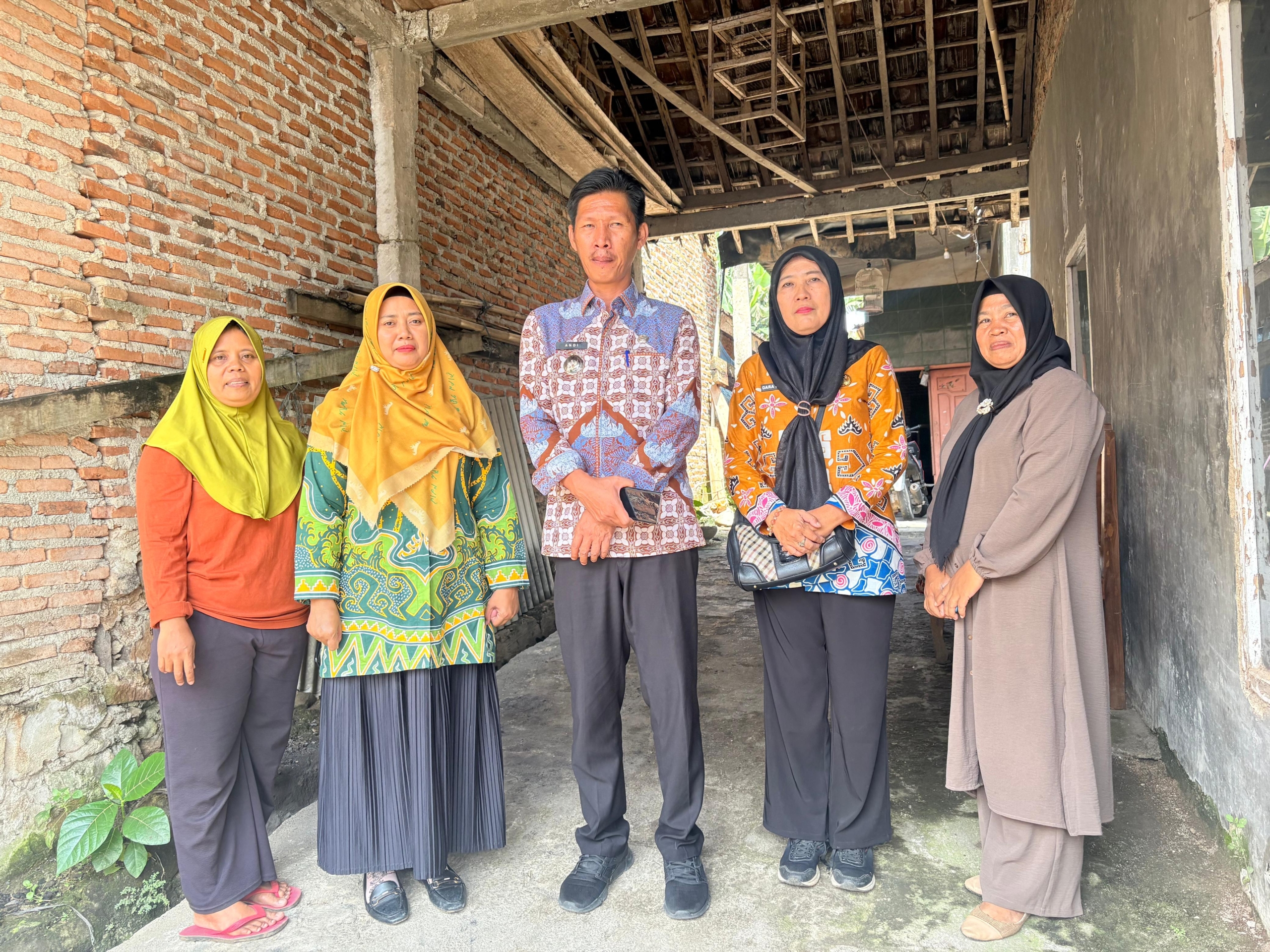 Bantuan Kursi Roda Warnai Kunjungan Humanis Pemerintah Kemiling kepada Warga Sakit