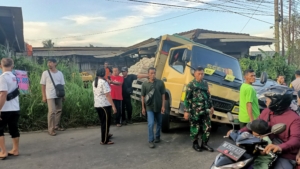 Babinsa Sigap Evakuasi Kecelakaan Dramatis di Kemiling, Nyawa ASN Selamat dari Truk Mundur