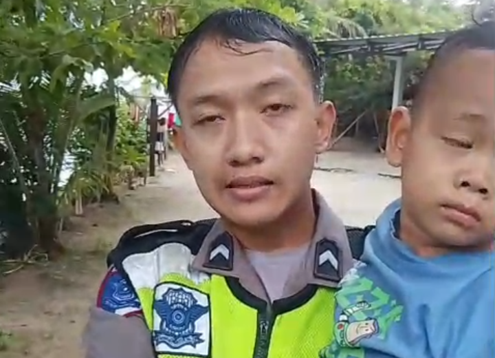 Aksi Heroik Polantas di Lampung Selamatkan Bocah Tenggelam di Muara Sungai