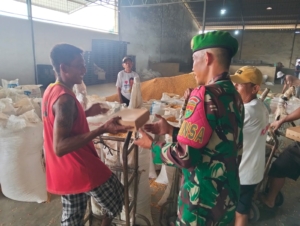 Jumat Berkah Babinsa Serda Ari Wibowo Perkuat Kepedulian Sosial di Tanjung Bintang