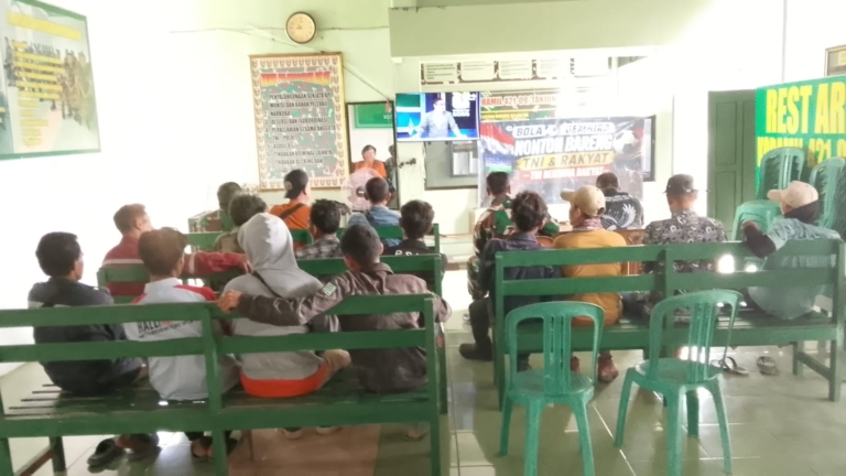 Nobar Koramil Tanjung Bintang Hangatkan Kebersamaan TNI dan Warga di Lampung Selatan