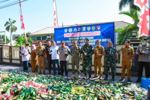 Pemusnahan Miras Cirebon: Polresta Cirebon Musnahkan Belasan Ribu Botol Miras dan Knalpot Brong