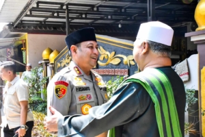 Kapolda Jabar Sholat Jumat Keliling Perkuat Sinergitas Polri dan Ulama di Ponpes Al-Khairiyah Cirebon