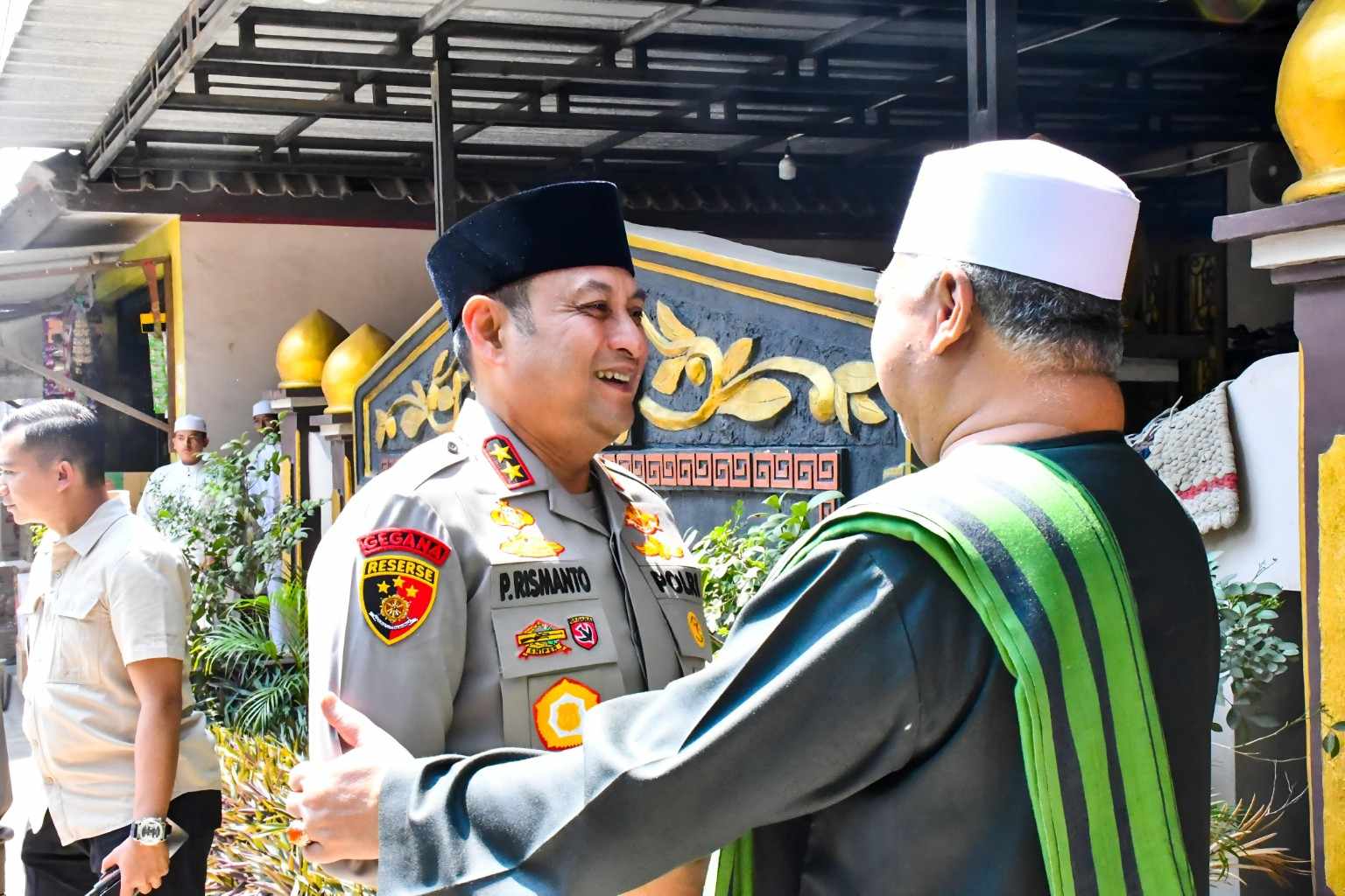 Kapolda Jabar Sholat Jumat Keliling Perkuat Sinergitas Polri dan Ulama di Ponpes Al-Khairiyah Cirebon