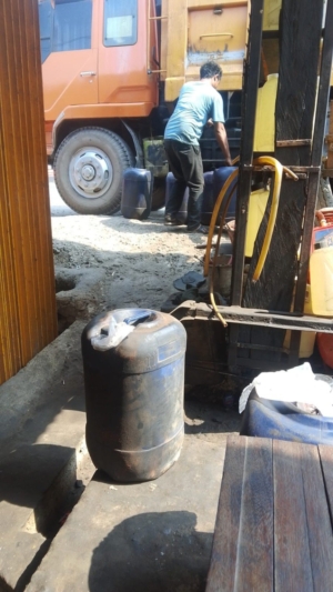 Diduga Jadi Penampungan Solar Ilegal, Aktivitas Mencurigakan di Bengkel Tambal Ban Samping RM Minang Star Tuai Sorotan Warga