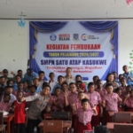 Bangun Generasi Papua Berkualitas, Satgas Damai Cartenz Salurkan Seragam Sekolah dan Tanamkan Kesadaran Anti Narkoba di Sarmi