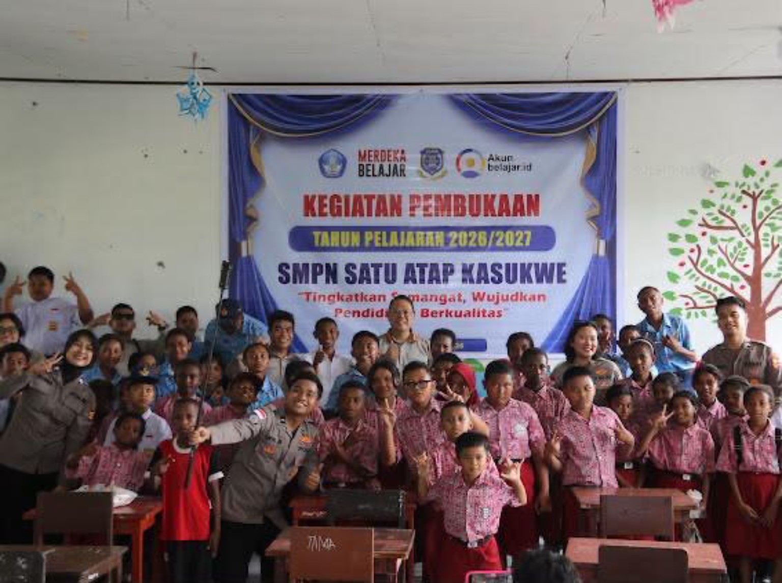 Bangun Generasi Papua Berkualitas, Satgas Damai Cartenz Salurkan Seragam Sekolah dan Tanamkan Kesadaran Anti Narkoba di Sarmi