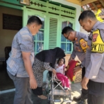 Bakti Sosial Polsek Natar, Kapolsek Salurkan Kursi Roda Gratis untuk Warga yang Membutuhkan